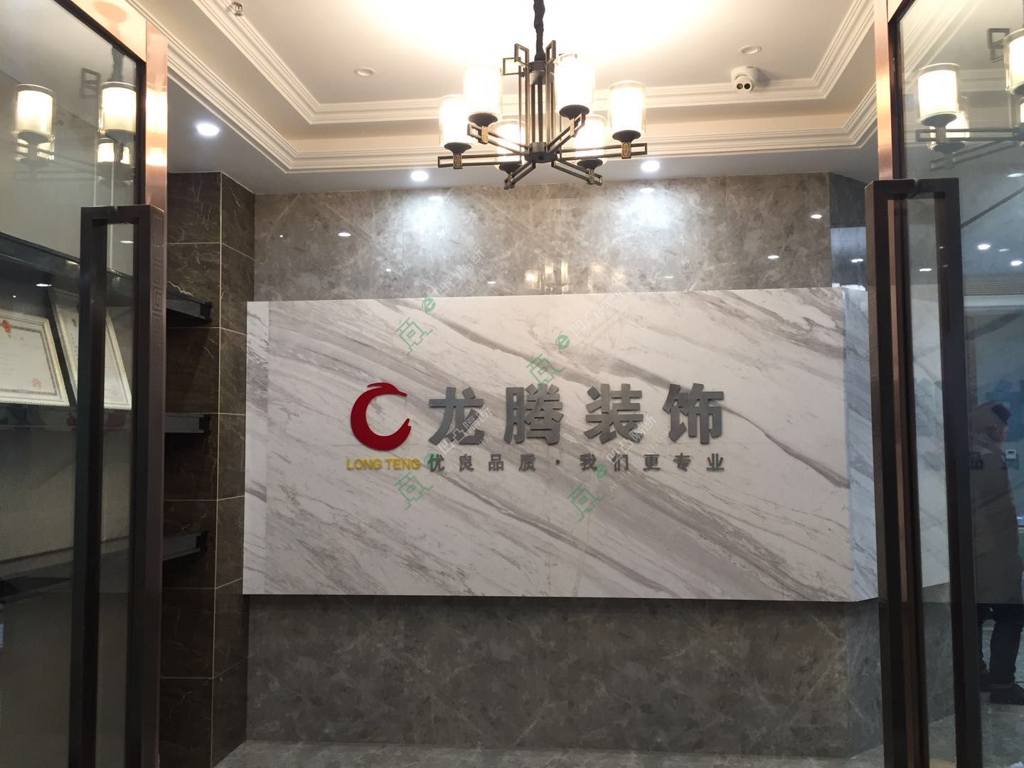 本地新款玻璃隔斷_玻璃隔斷廠家_[承接]安慶龍騰裝飾工程有限公司雙玻百葉玻璃隔斷工程